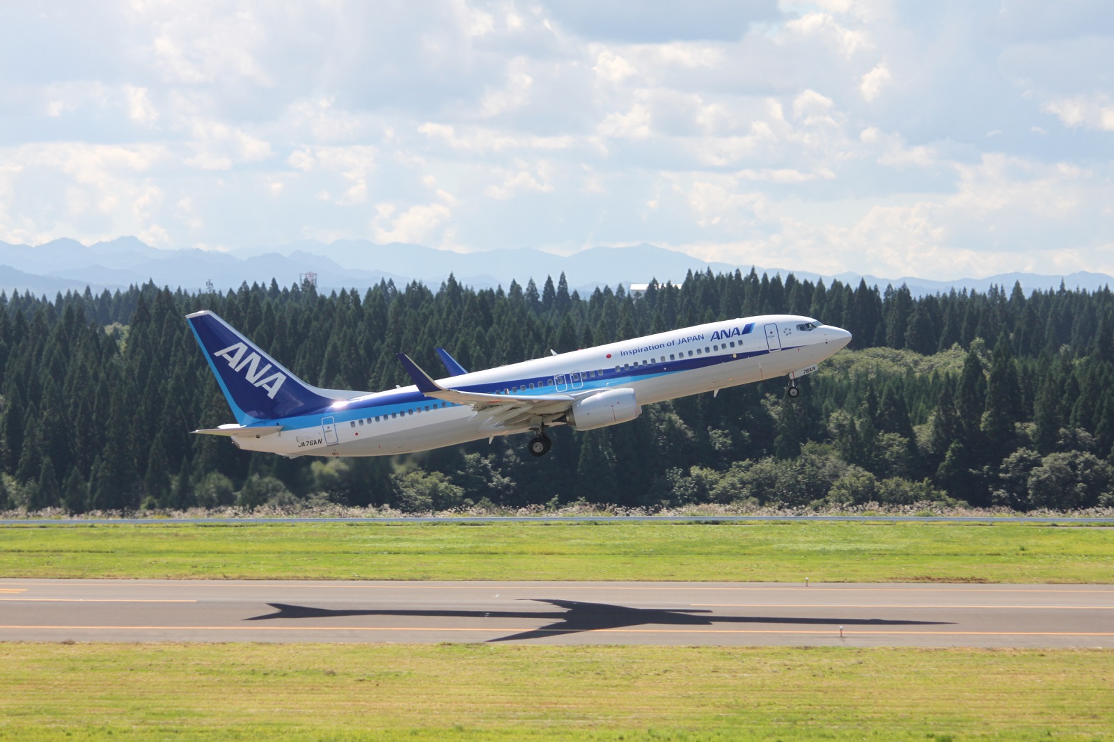 航空機が離陸する様子
